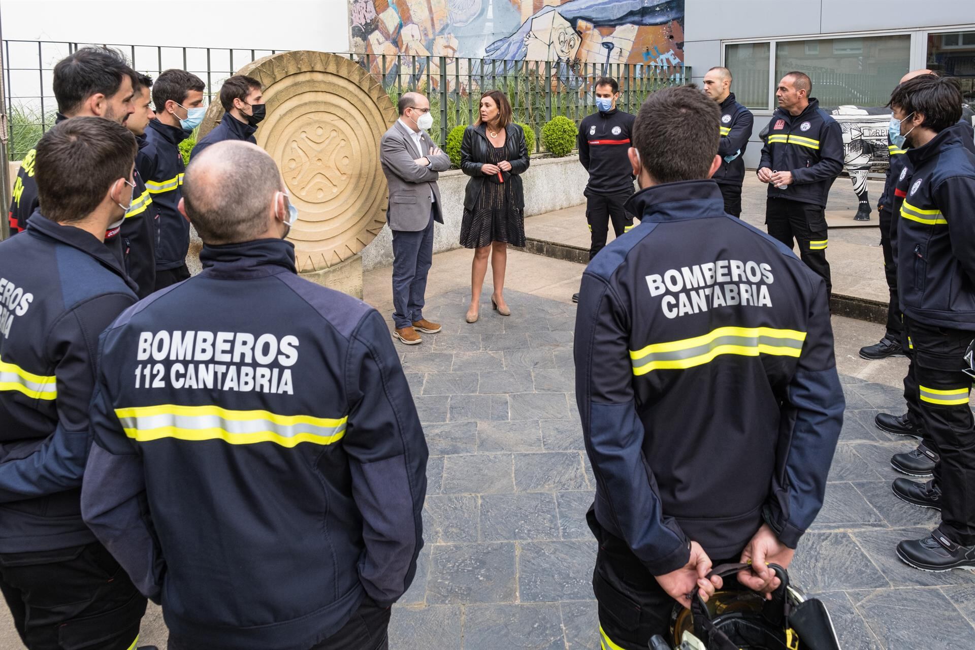 La consejera de Presidencia, Interior, Justicia y Acción Exterior, Paula Fernández, recibe a los 13 nuevos bomberos del Servicio de Emergencias 112 del Gobierno de Cantabria. - Archivo.