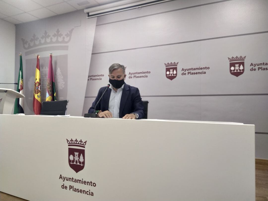 El alcalde de Plasencia, Fernando Pizarro, durante su comparecencia de hoy