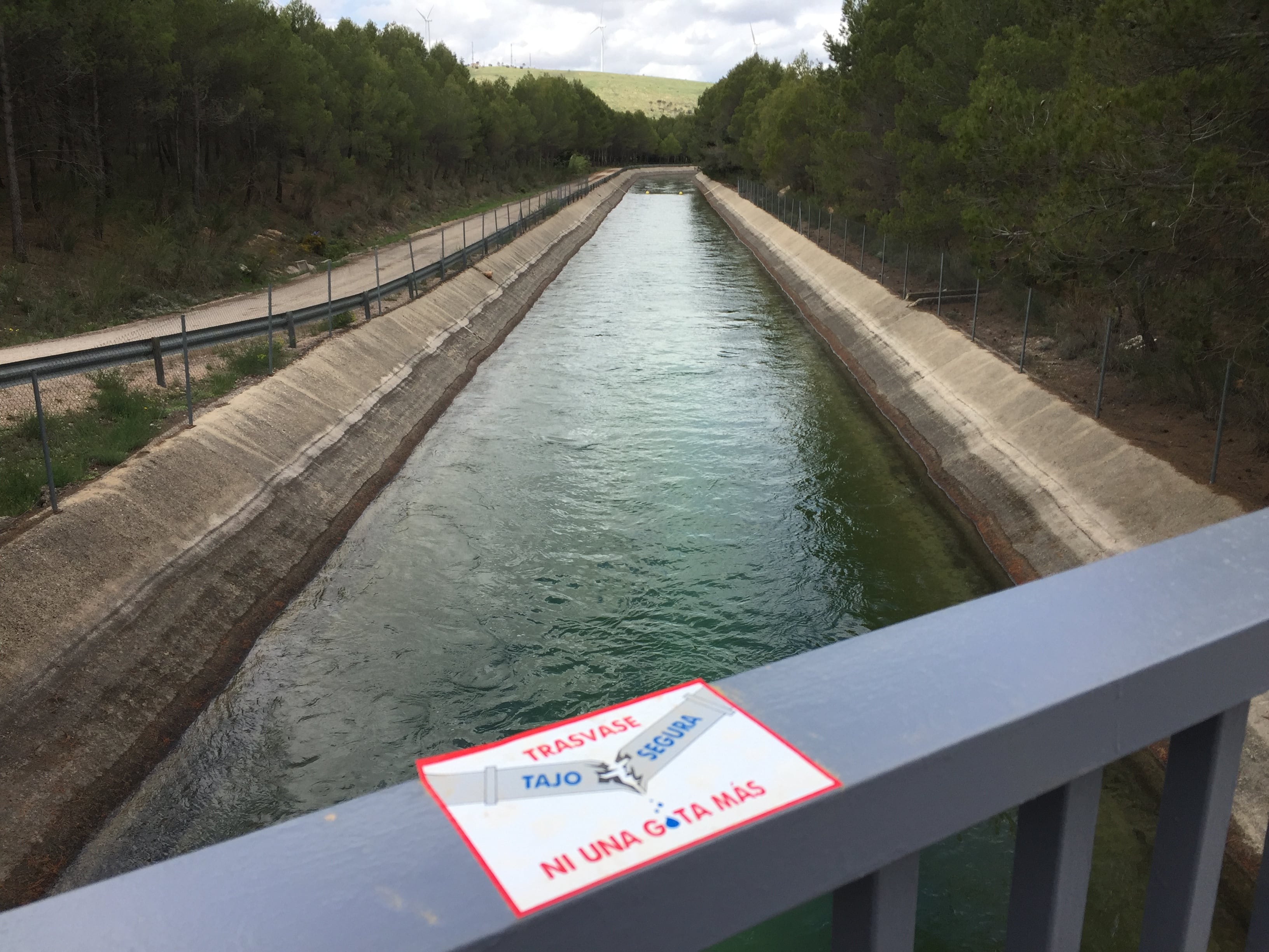 El canal del trasvase Tajo-Segura a su paso por Carrascosa del Campo (Cuenca)