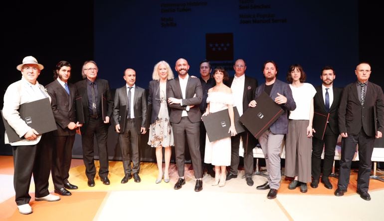 El consejero de Cultura, Jaime De los Santos, con los premiados. 