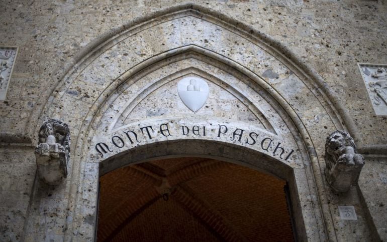 Imagen de archivo tomada el 23 de marzo de 2016 que muestra la sede de la Banca Monte Paschi di Siena (BMPS) en la plaza Salimbeni en Siena