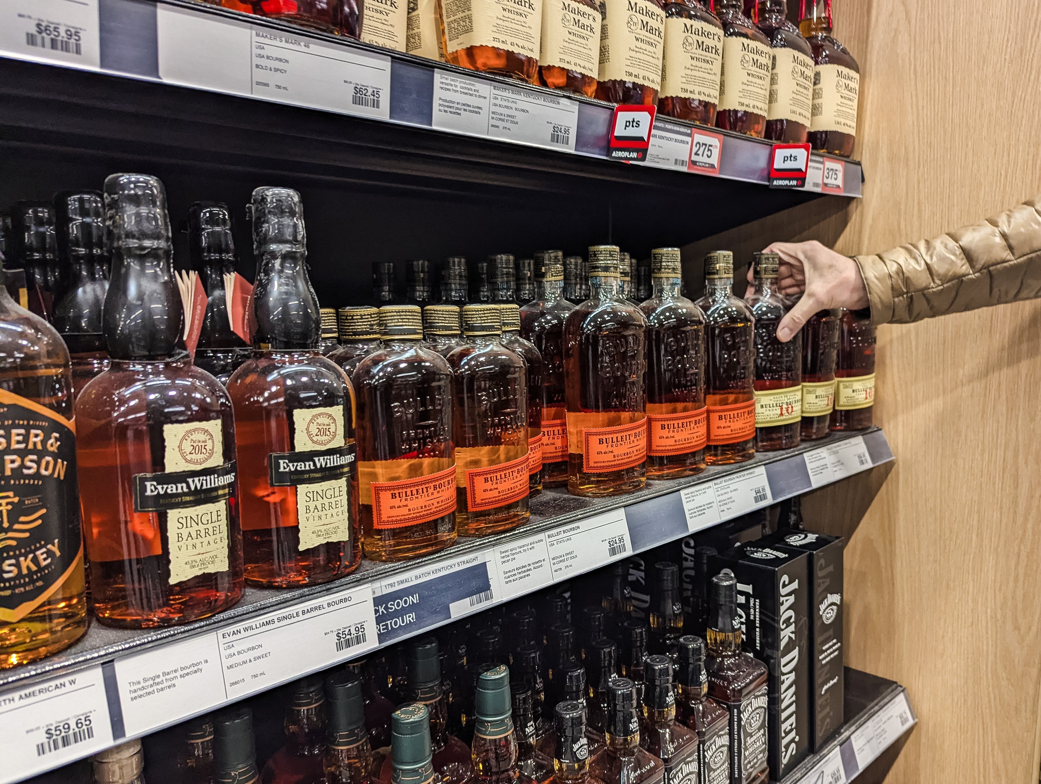 Sección de bebidas alcohólicas en un supermercado de Toronto