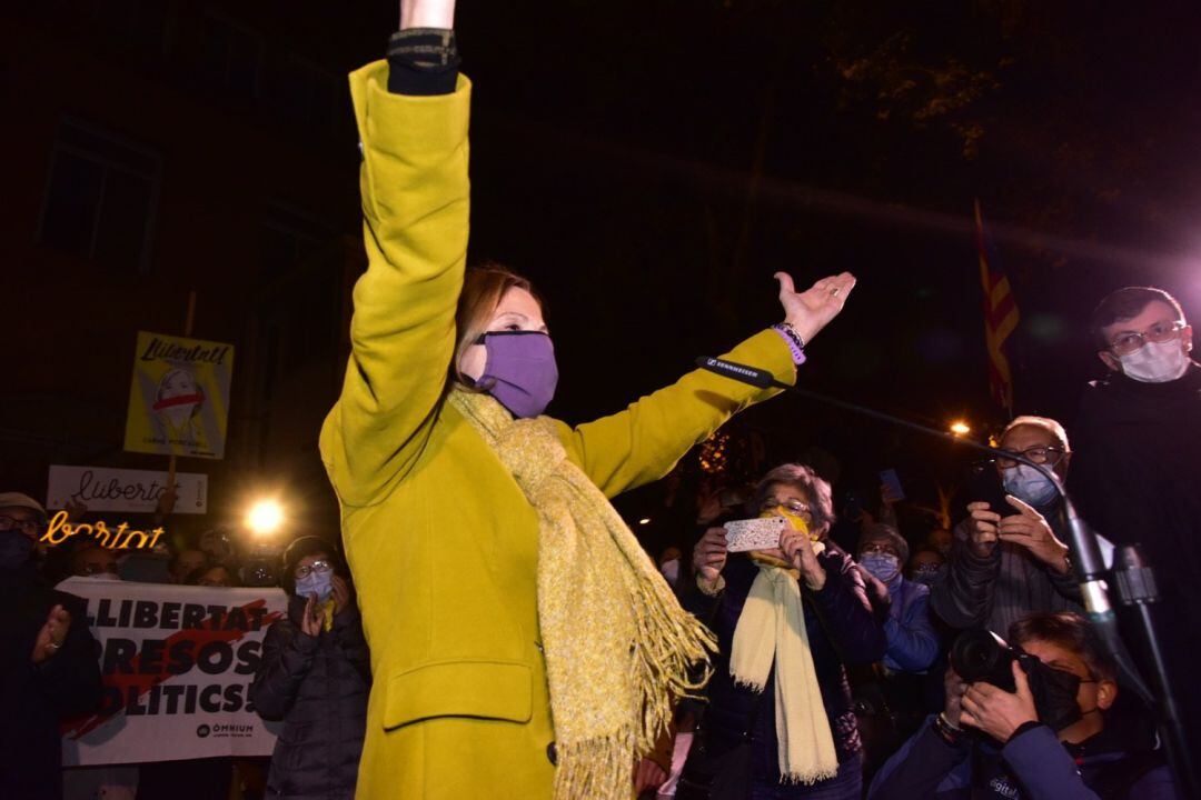 La expresidenta del Parlament, Carme Forcadell, se dirige a las personas concentradas ante la cárcel de mujeres de Wad-Ras, en Barcelona, minutos antes de reingresar en prisión.