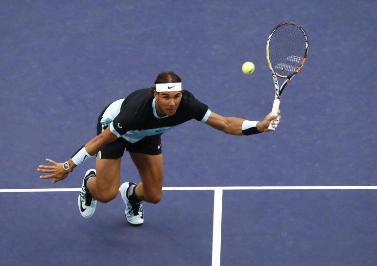 ROL01. Shanghai (China), 17/10/2015.- Rafael Nadal of Spain returns to Jo-Wilfried Tsonga of France during their semi-final match in the Shanghai Tennis Masters at the Qi Zhong Tennis Center in Shanghai, China, 17 October 2015. (España, Tenis, Francia) EFE/EPA/ROLEX DELA PENA