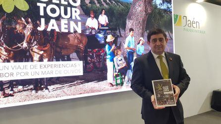 El presidente de la Diputación de Jaén, Francisco Reyes, con la nueva edición de Oleotour.