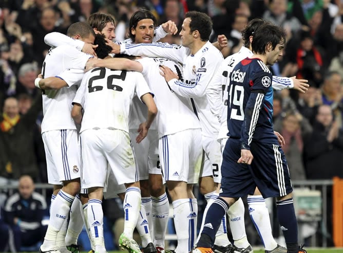 Los jugadores del Real Madrid celebran su primer gol frente al Olympique de Lyon