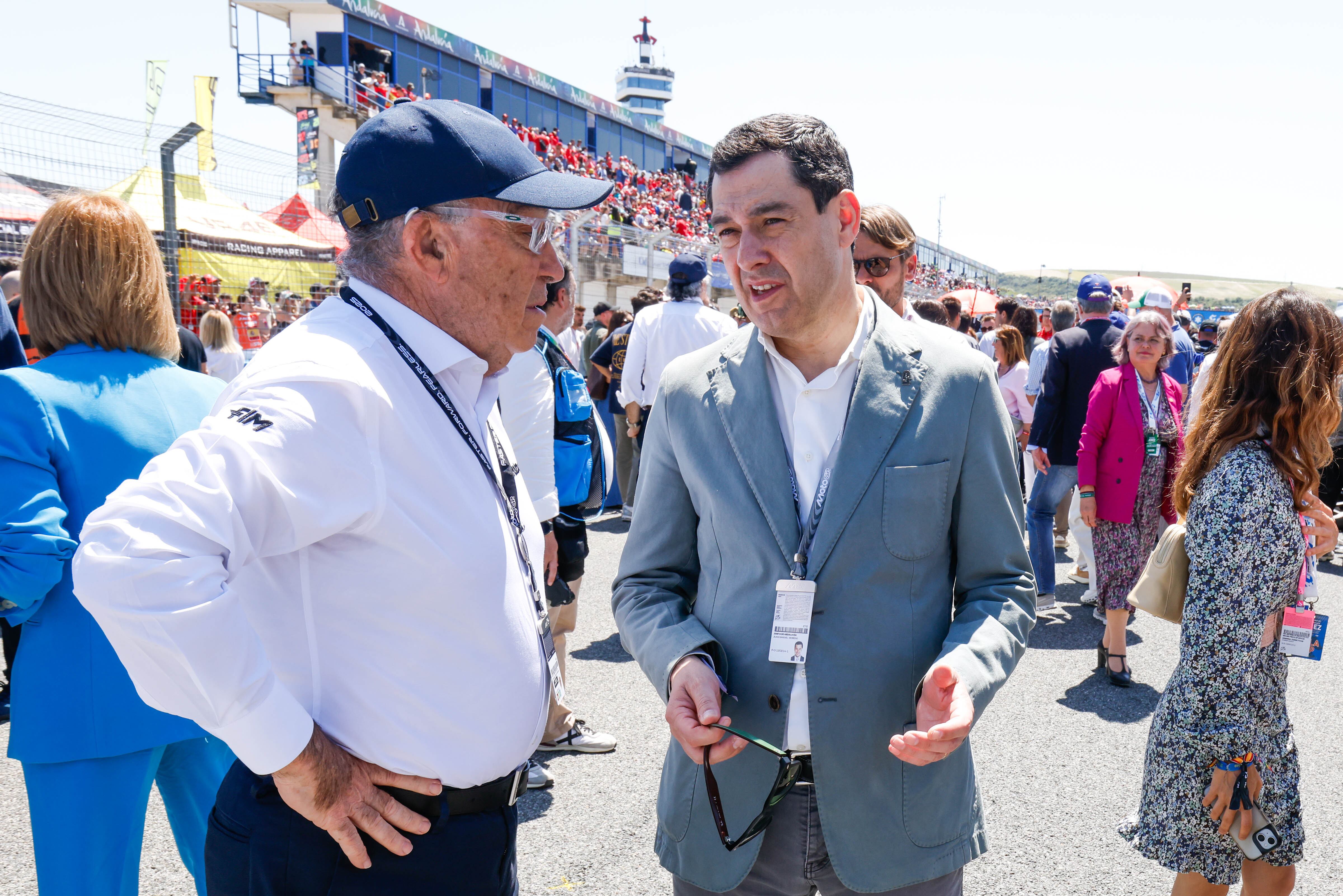 Juanma Moreno junto a Carmelo Ezpeleta en el Circuito de Jerez