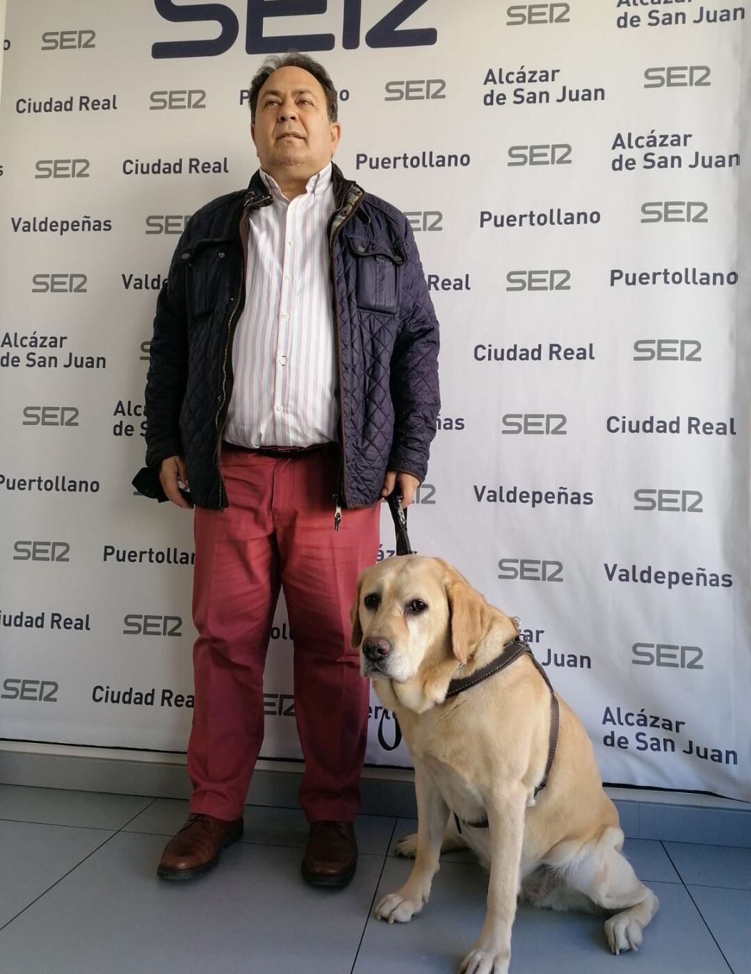 Abel Beldad, en compañía de su perra guía Desi