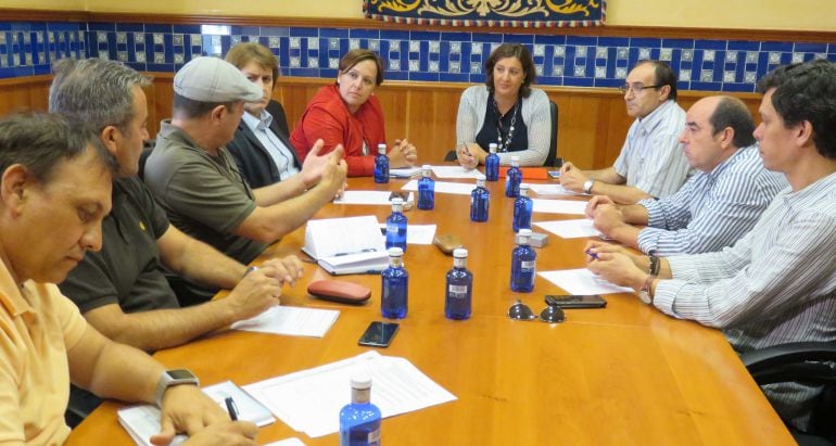 La consejera Patricia Franco y Carmen Olmedo, delegada de la Junta en Ciudad Real en la reunión con los representantes de los trabajadores de Elcogás