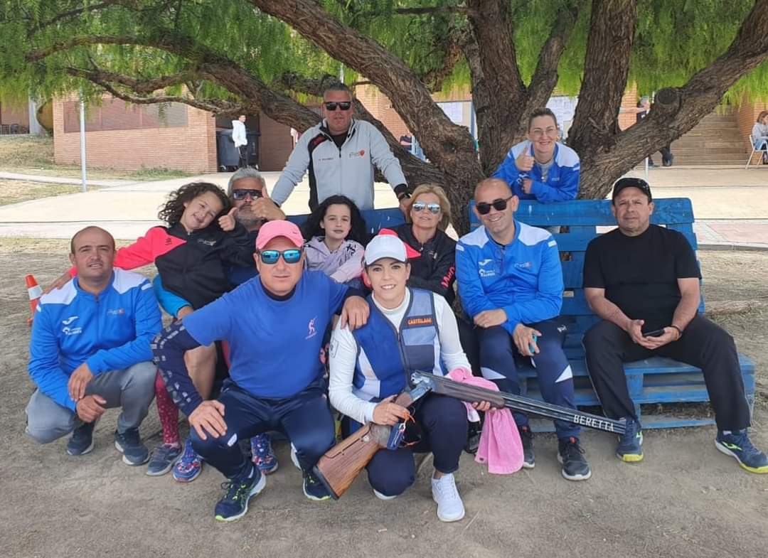 Foto de familia de deportistas del CD Desafío Plato Gádor-Costa de Almería.