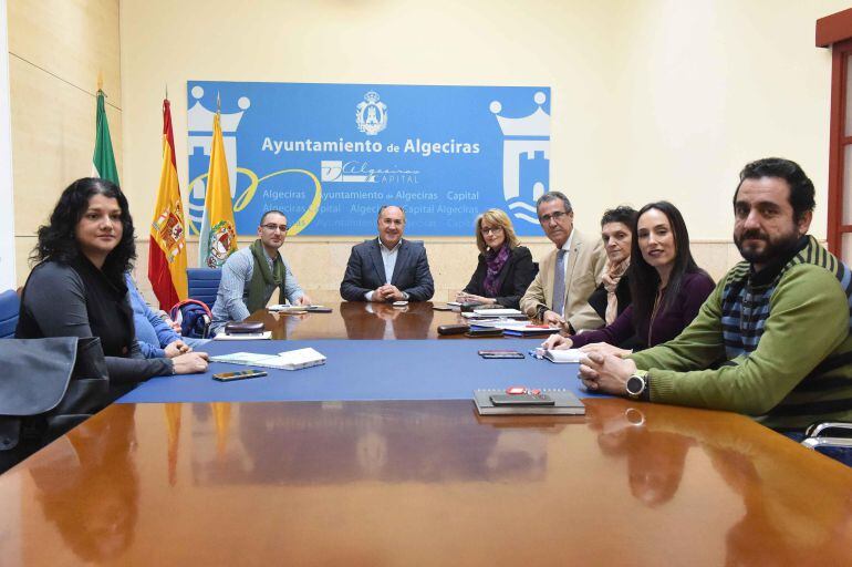 Reunión de los responsables y técnicos municipales con la restauradora de la Plaza Alta de Algeciras