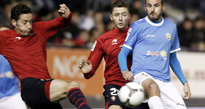 El defensa de Osasuna Damiá Abellá pelea por el balón con el centrocampista del Almería Fernando Soriano durante el partido del vuelta de los dieciseisavos de final de la Copa del Rey