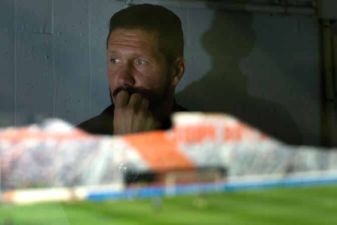 Simeone, en la cabina de Vallecas donde vio el partido