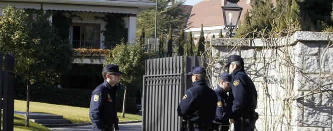 Varios agentes de la Policía Nacional custodian la entrada del domicilio madrileño de la familia Ruíz-Mateos