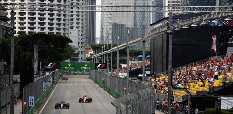 Alonso, por detrás de Sean Gelael en Marina Bay.