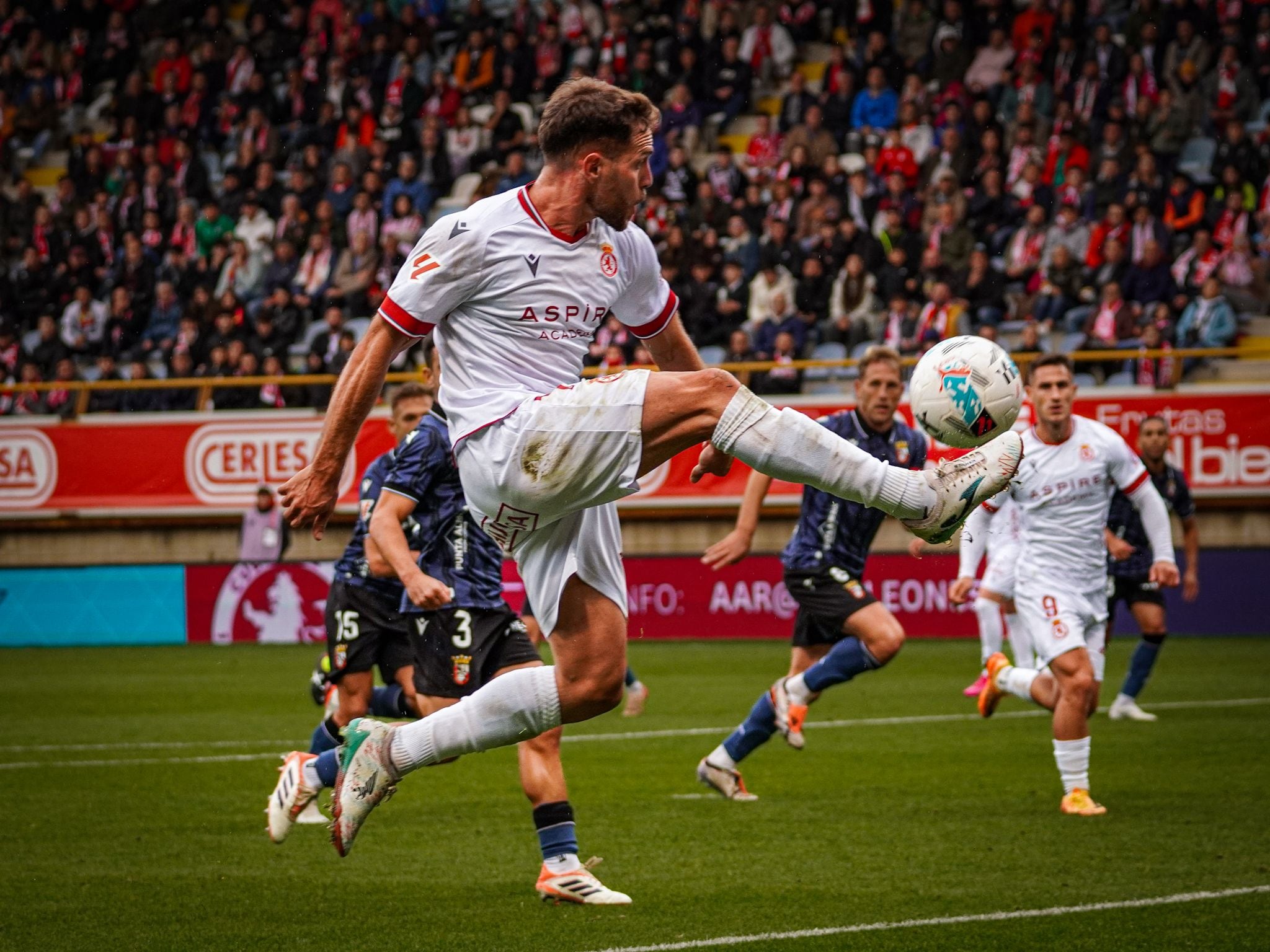 Iván Calero intenta controlar el balón.