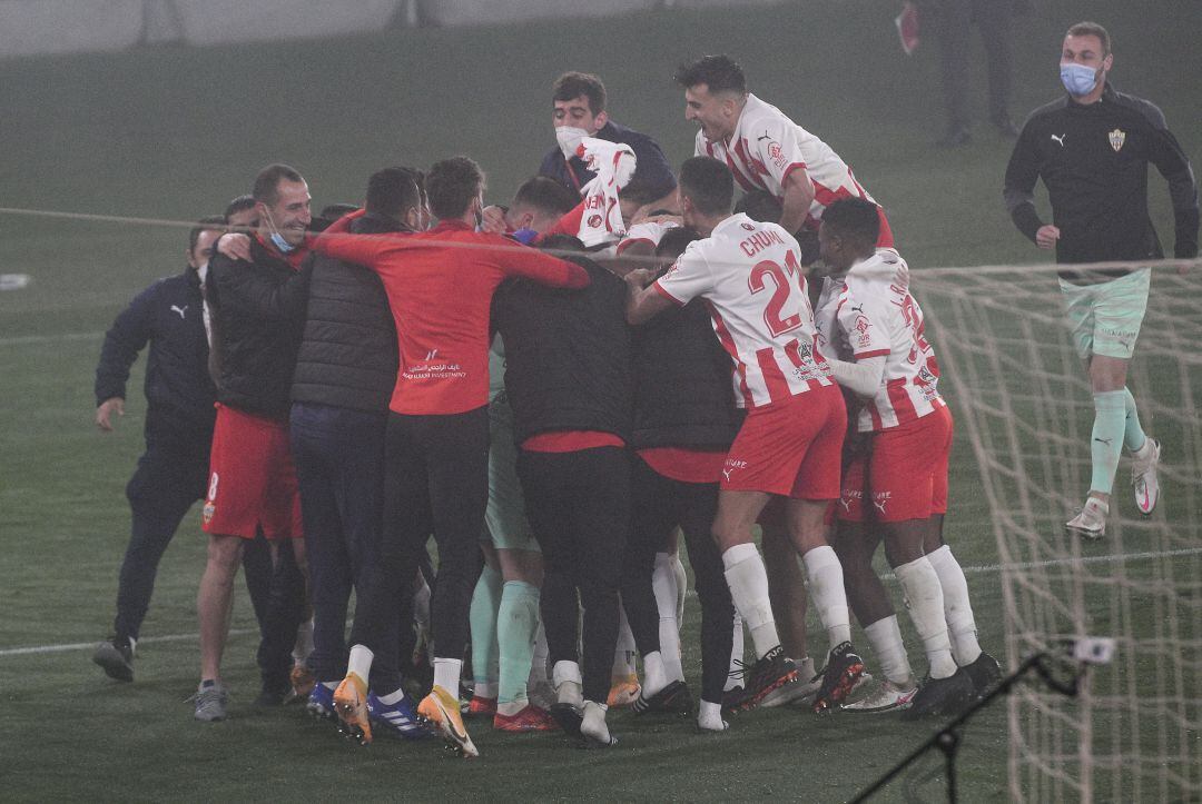 Celebración rojiblanca después de derrotar a Osasuna.