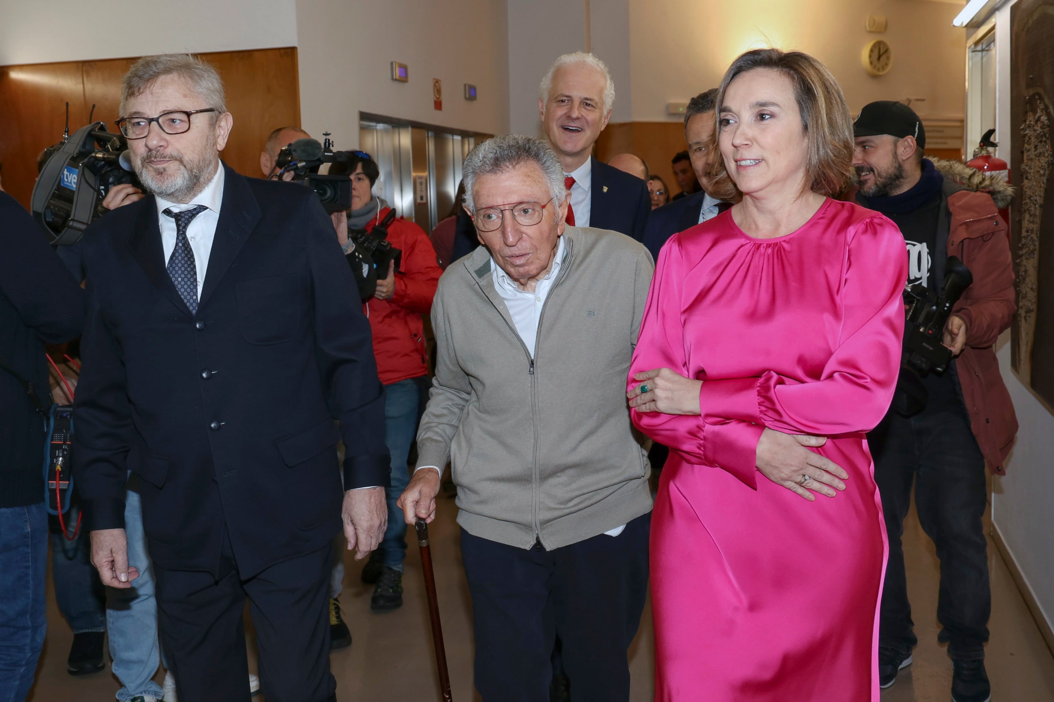 LOGROÑO, 20/12/2024.- LLlegada de los últimos cuatro exalcaldes a la entrega de la Medalla de Oro de Logroño: Julio Revuelta(iz), Tomás Santos(c), Cuca Gamarra (d) y Pablo Hermoso de Mendoza(fondo), este viernes en el Ayuntamiento de Logroño. EFE/ Raquel Manzanares
