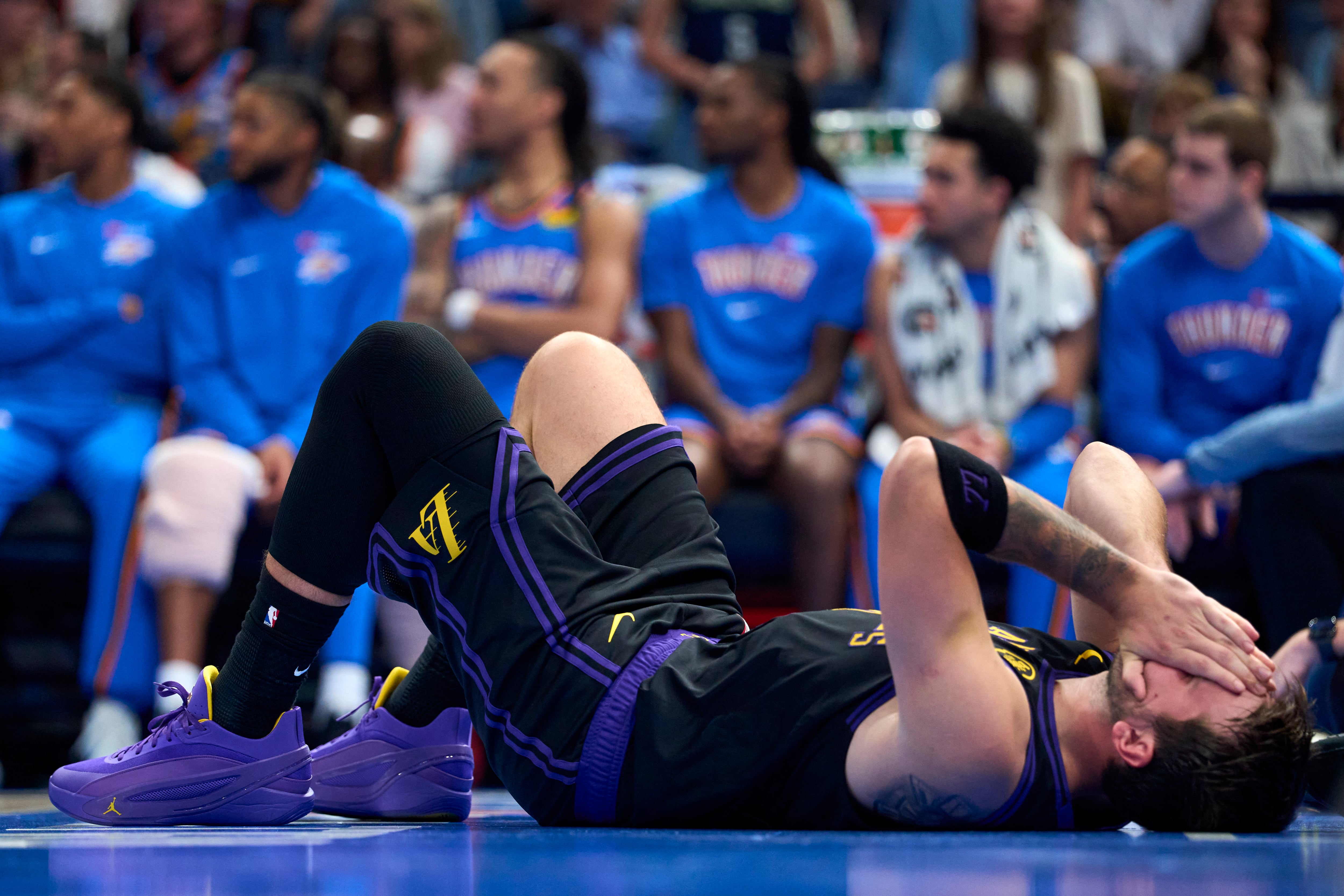 Luka Doncic se duele en el suelo tras lesionarse con los Lakers