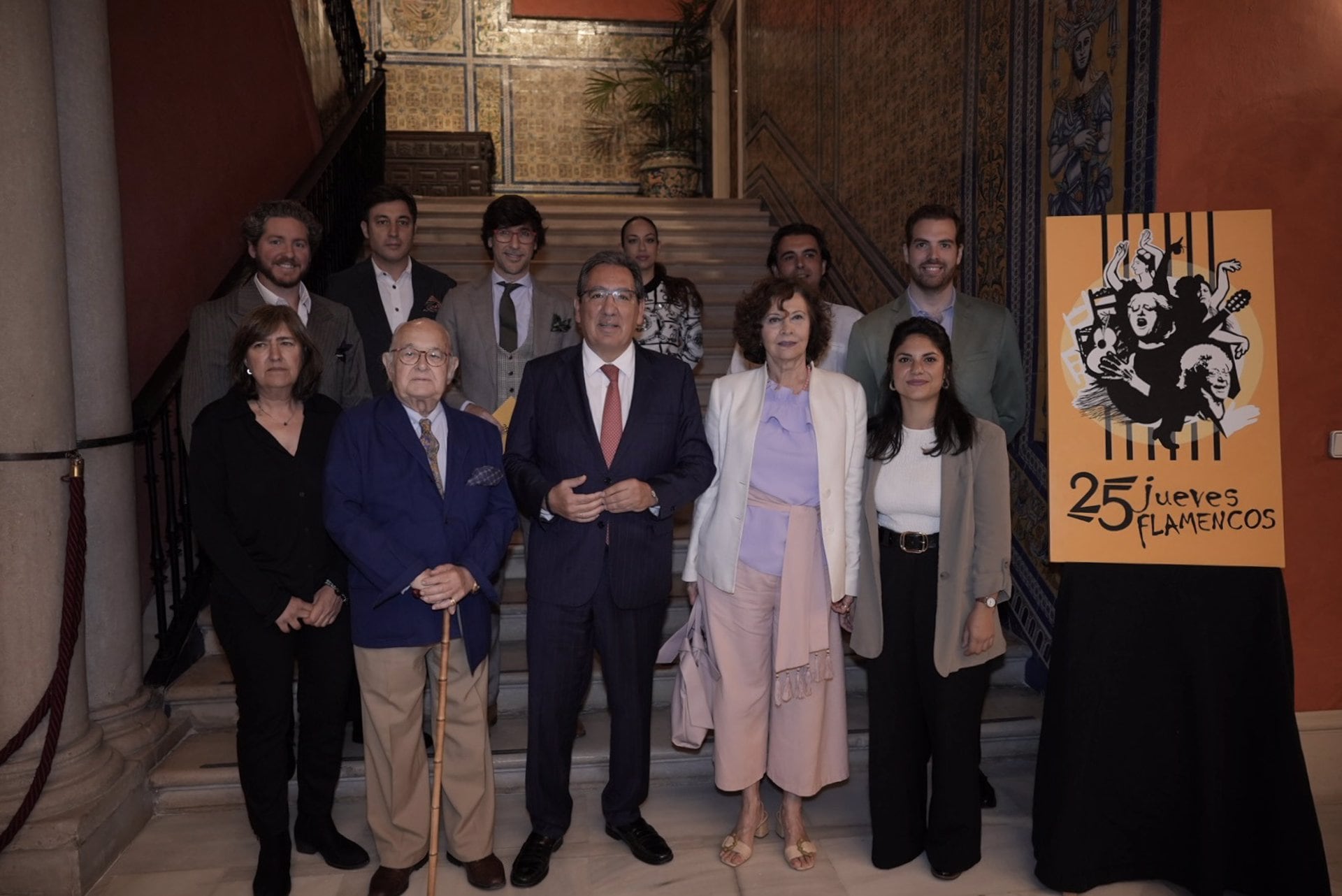 08/04/2024 Foto de familia, con el presidente de la Fundación Cajasol en el centro, tras la presentación de los actos del 25º aniversario de los &#039;Jueves Flamencos&#039;.