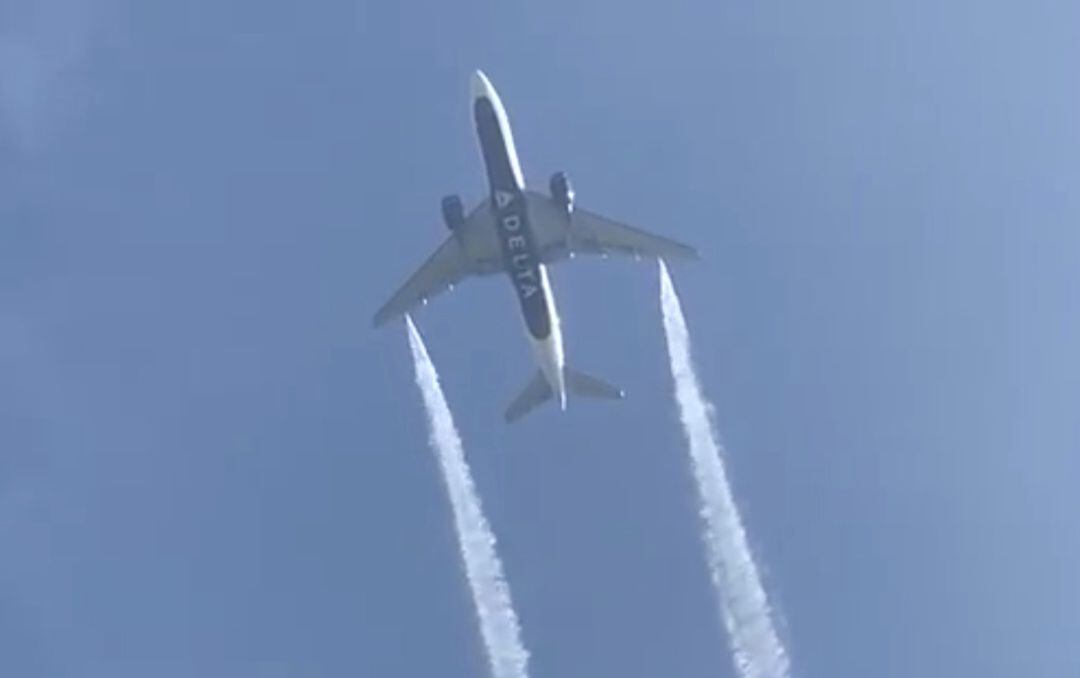 El vuelo 89 de Delta Airlines, un Boeing 777-200, en el momento de soltar el combustible para efectuar el aterrizaje e emergencia. 