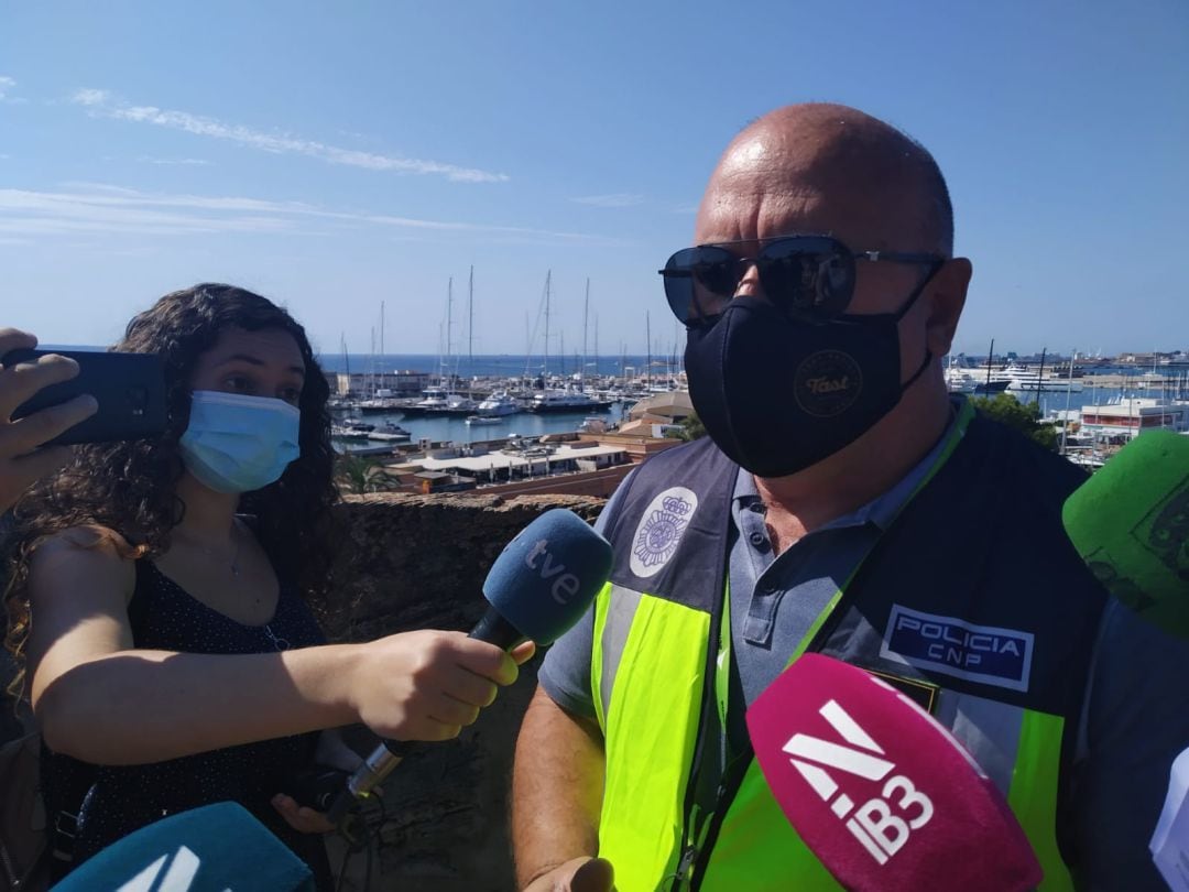 El subinspector Rafael Pedrosa explicando el funcionamiento de los drones