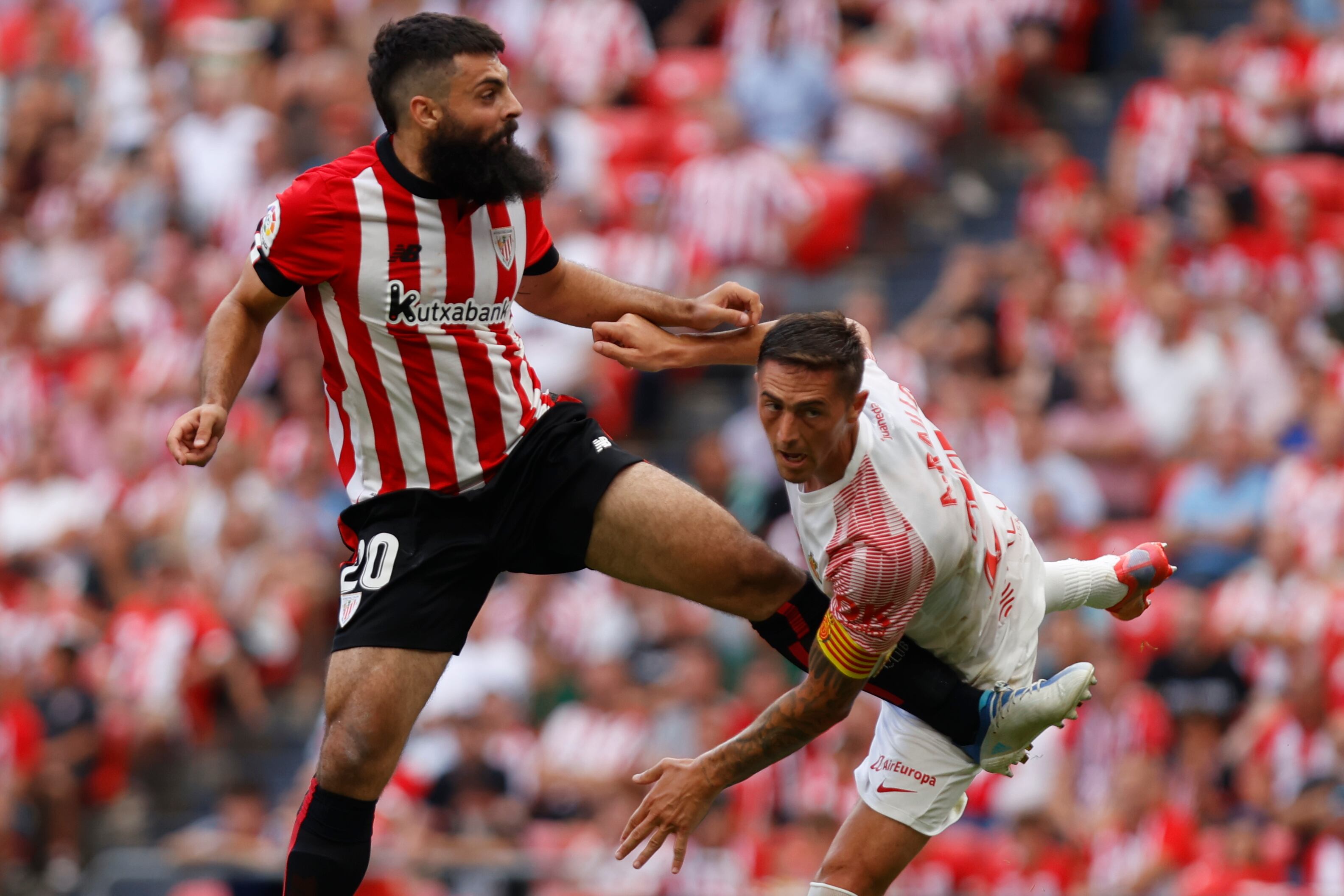 El delantero del Athletic de Bilbao Asier Villalibre (i) disputa un balón con Antonio Raíllo (d), defensa del RCD Mallorca, durante el partido entre ambos equipos correspondiente a la primera jornada de LaLiga Santander que se celebra este lunes en el estadio San Mamés, en Bilbao. EFE/ Miguel Toña