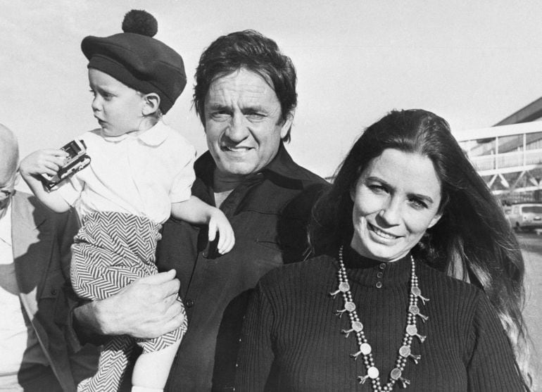 Johnny Cash con June Carter, nieta de Maybelle Carter, y su hijo John.