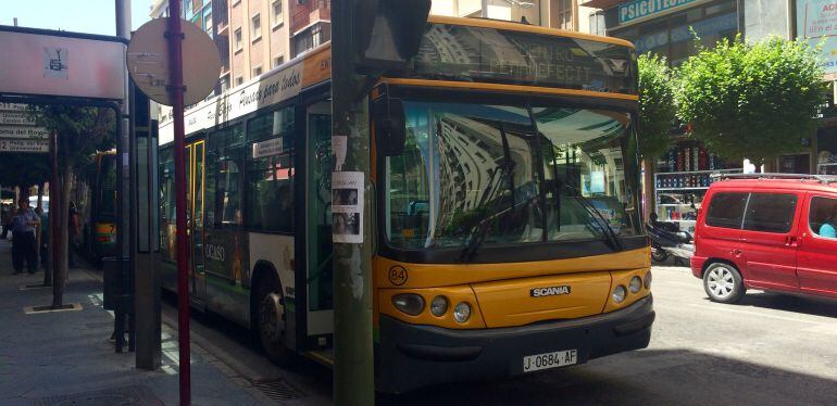 Autobús urbano de Jaén en la parada situada en la calle Virgen de la Capilla