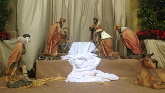 Imagen del belén de El Puerto sin el niño Jesús