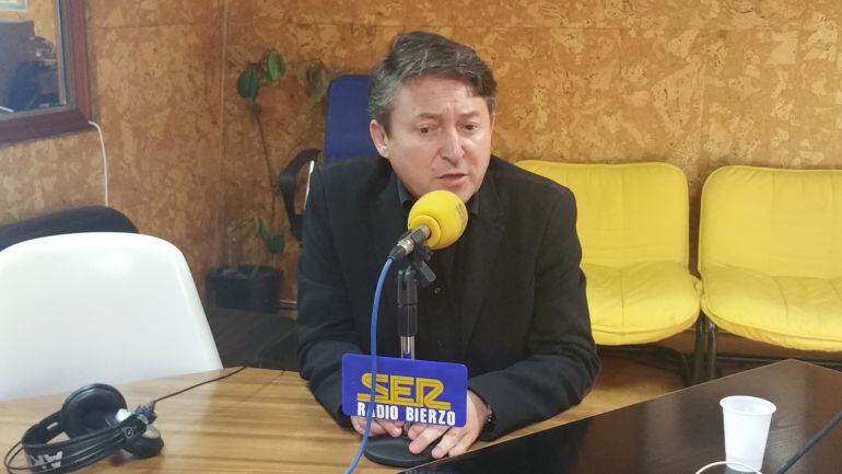 El portavoz de USE-Bierzo en los estudios de Radio Bierzo