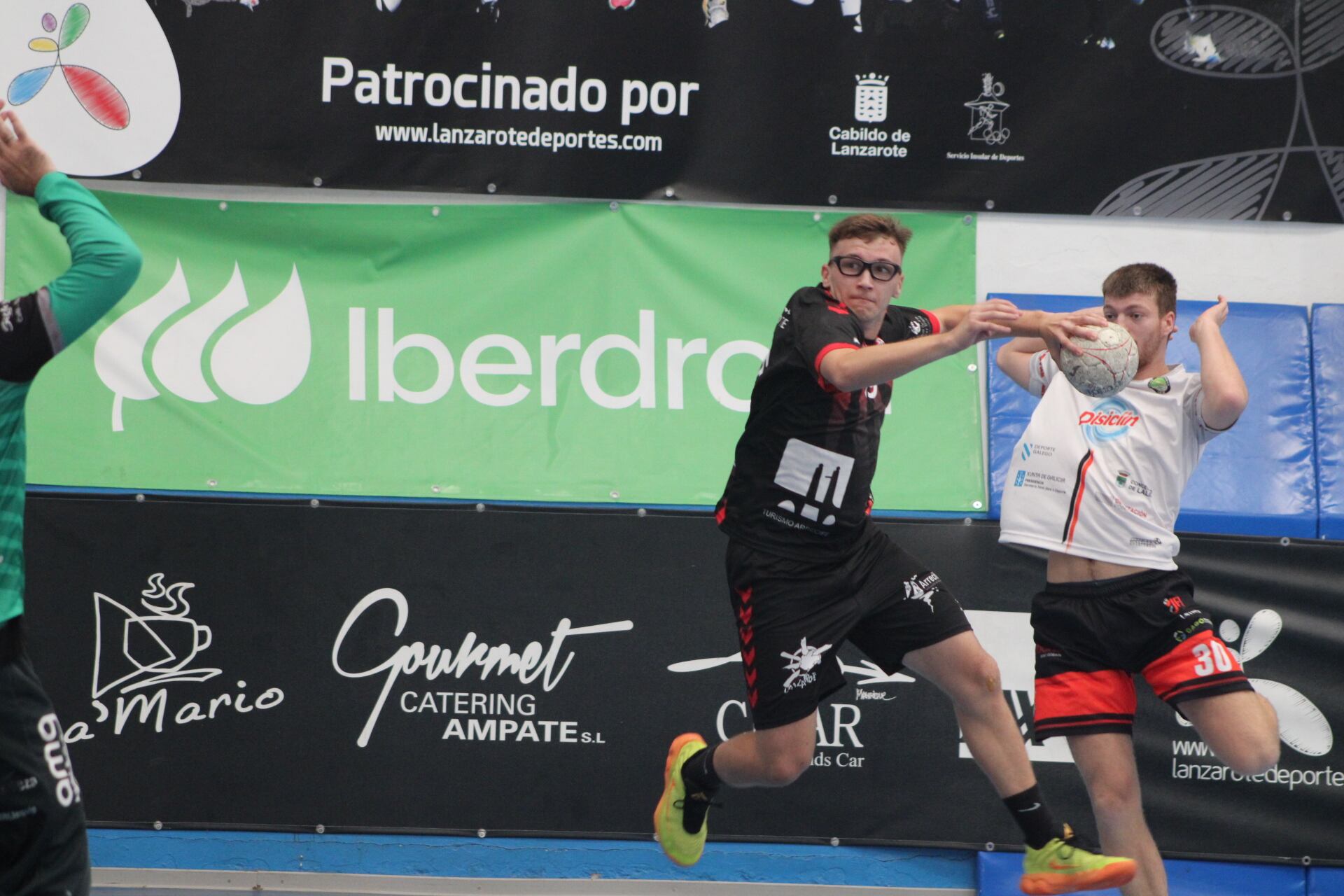 Lanzamiento del Balonmano Lanzarote Ciudad de Arrecife ante el Lalín.