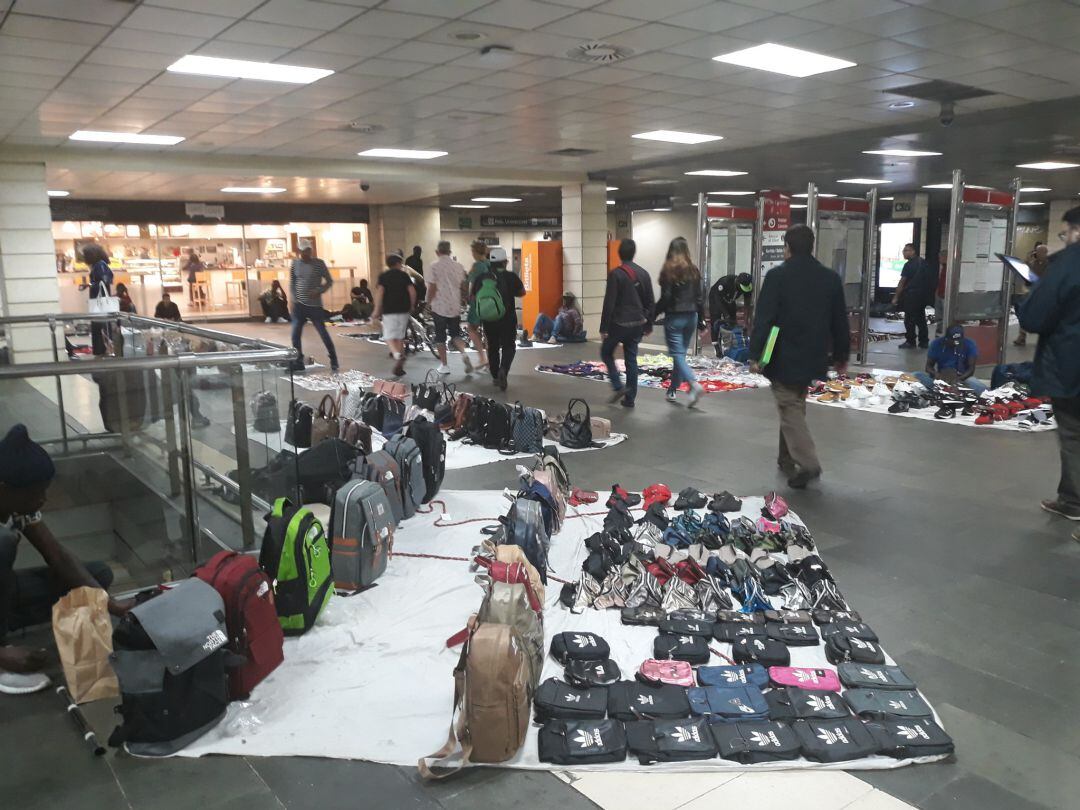 La panoràmica de l'estació de Plaça de Catalunya amb què Rodalies ha il·lustrat la seva piulada per demanar que no es compri als manters