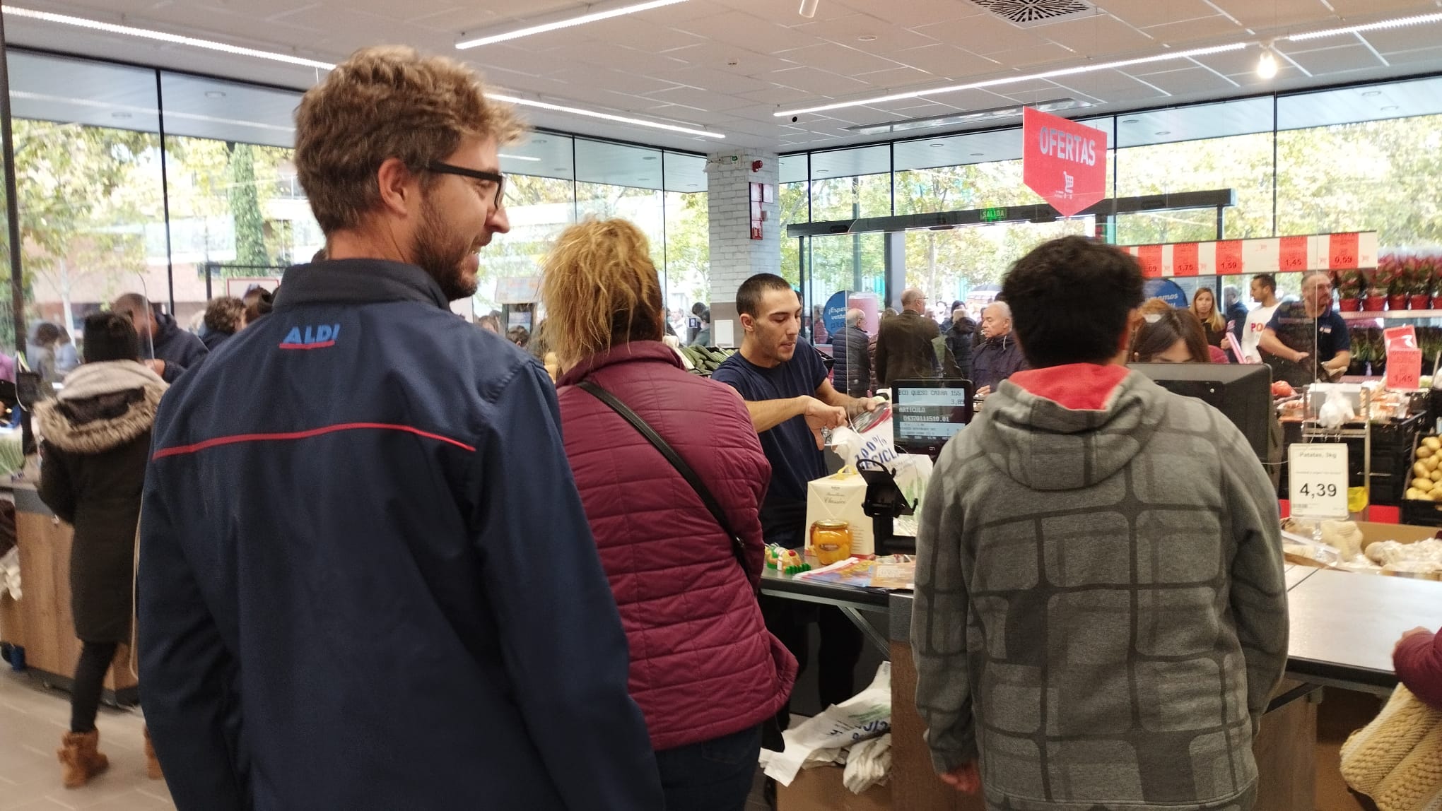 La marca Aldi abre las puertas de su nueva tienda se acercan al establecimiento una gran multitud de gente.