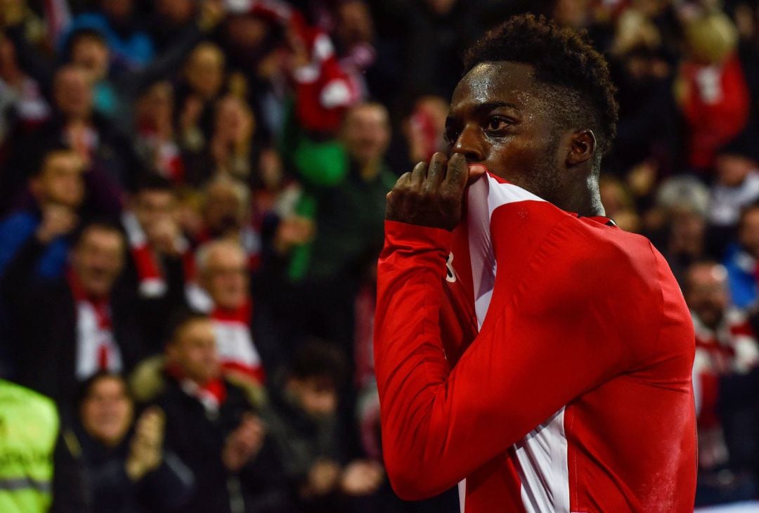 El delantero del Athletic de Bilbao Iñaki Williams celebra el segundo gol de su equipo ante el Sevilla durante el partido de Liga en Primera División que se disputa esta tarde en el estadio de San Mamés