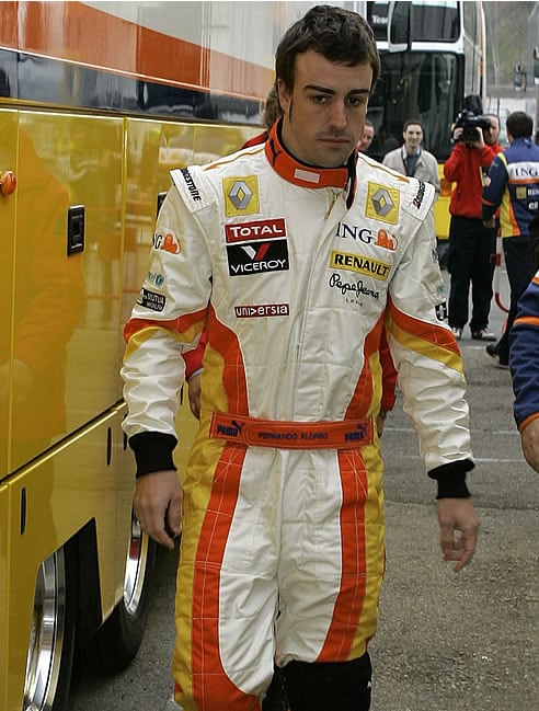 Fernando Alonso en el paddock del circuito de Montmeló