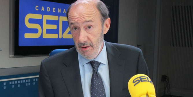 Rubalcaba, en una entrevista en los estudios de la Cadena SER