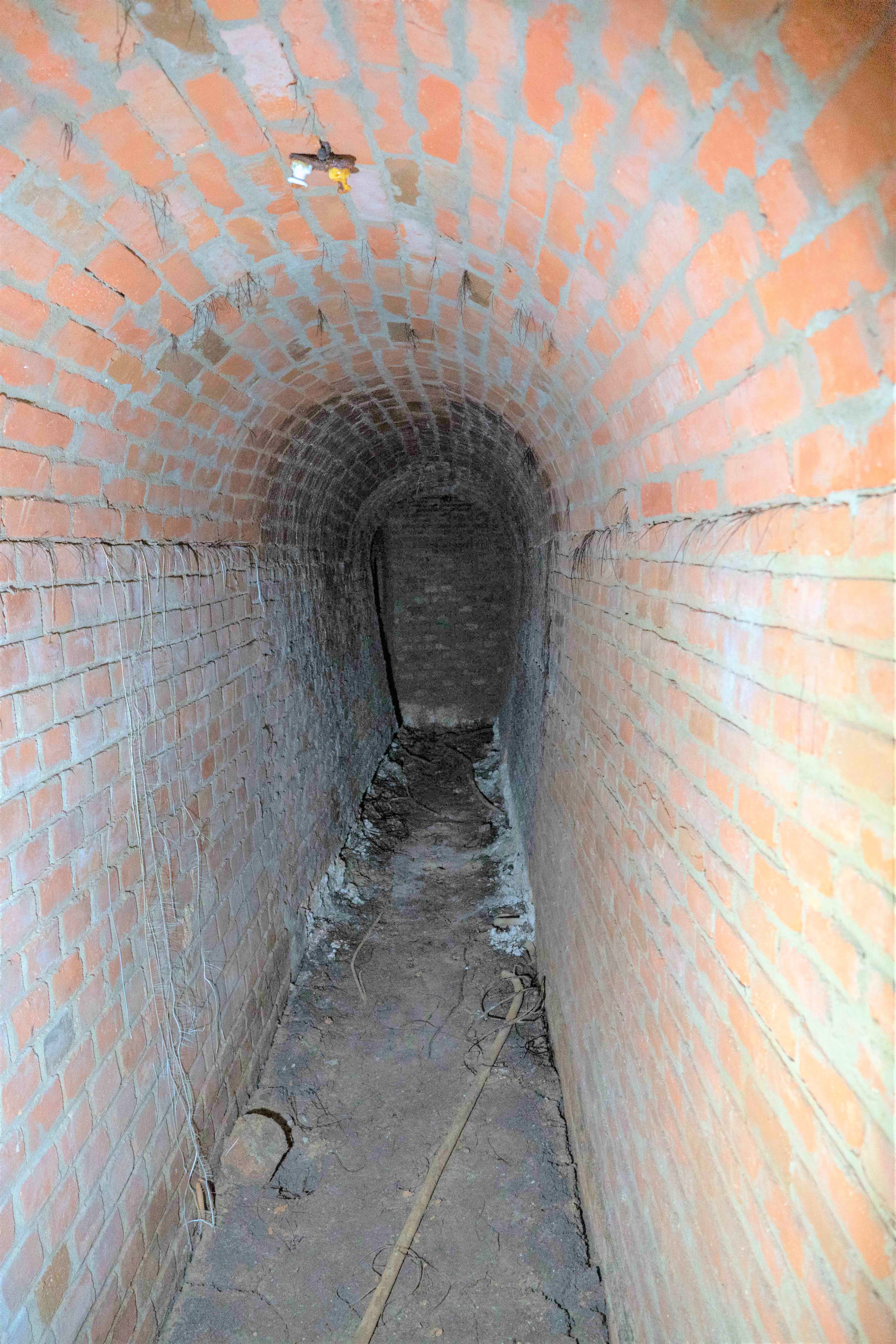 Interior de uno de los túneles del refugio de la estación de tren de Tarancón