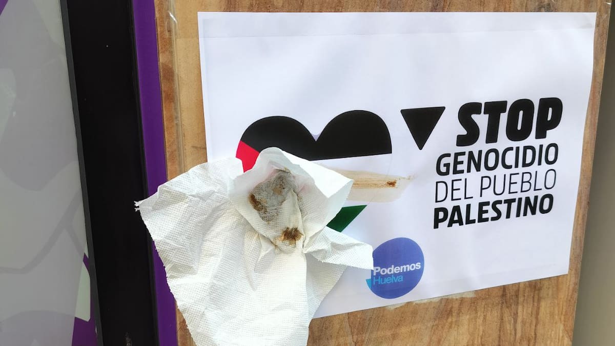 La sede de Podemos Huelva, objeto de vandalismo con excrementos sobre la bandera de Palestina y la fachada