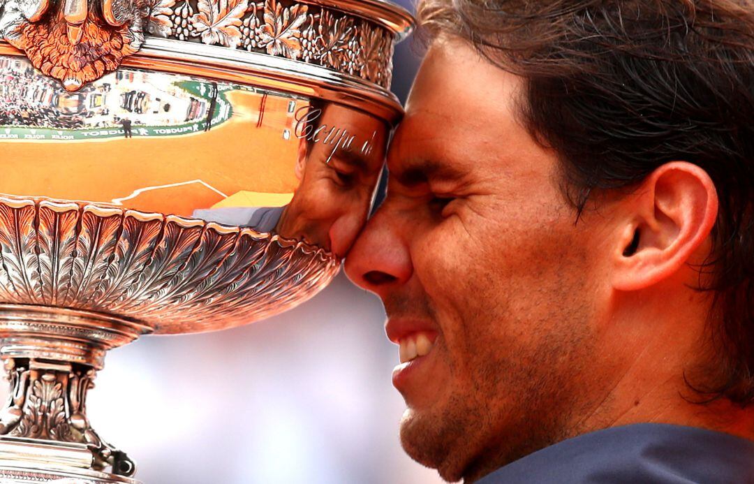 Nadal posa con el trofeo de Roland Garros.