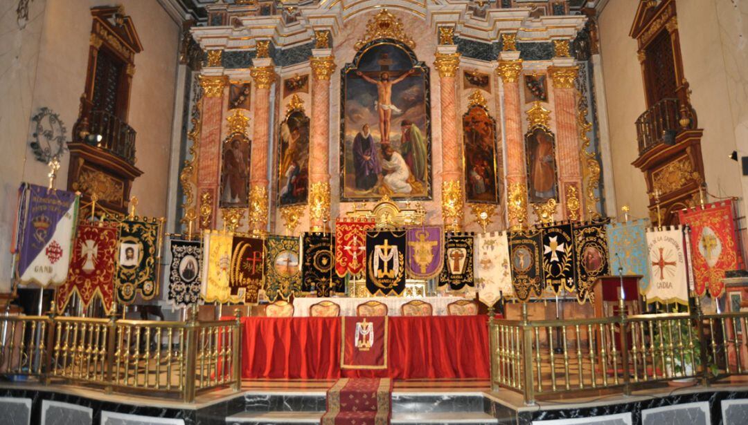 Estandartes de las 18 Hermandades de la Semana Santa de Gandia 