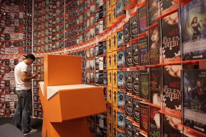 Un visitante en la feria del libro de Frankfurt