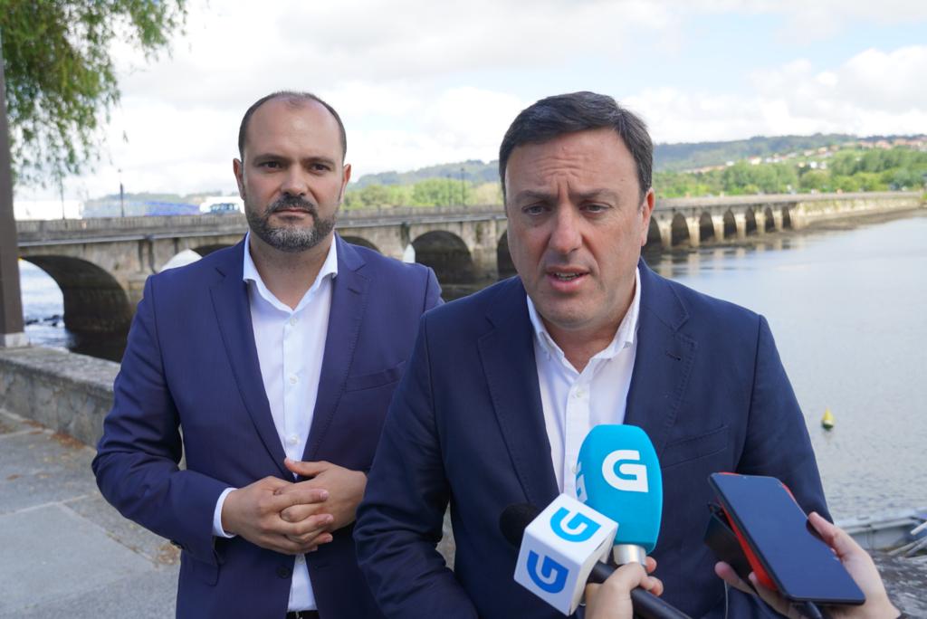 González Formoso, con Fernández Piñeiro a su llegada a Pontedeume (foto: PSdeG-PSOE)