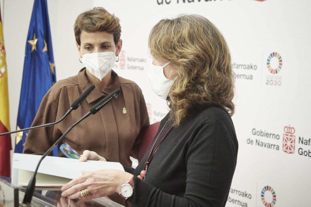 La presidenta del Gobierno de Navarra, María Chivite y la vicepresidenta tercera y ministra para la Transición Ecológica, Teresa Ribera, en una rueda de prensa después de su reunión en el Palacio de Navarra, a 10 de enero de 2022