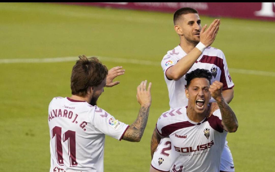 Los jugadores del Albacete celebran uno de los goles ante el Zaragoza