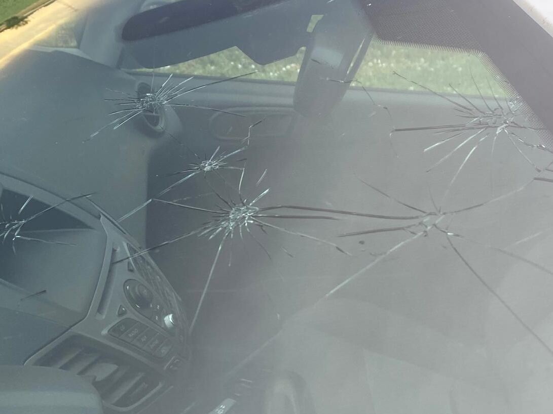 El granizo ha roto los cristales de numerosos vehículos