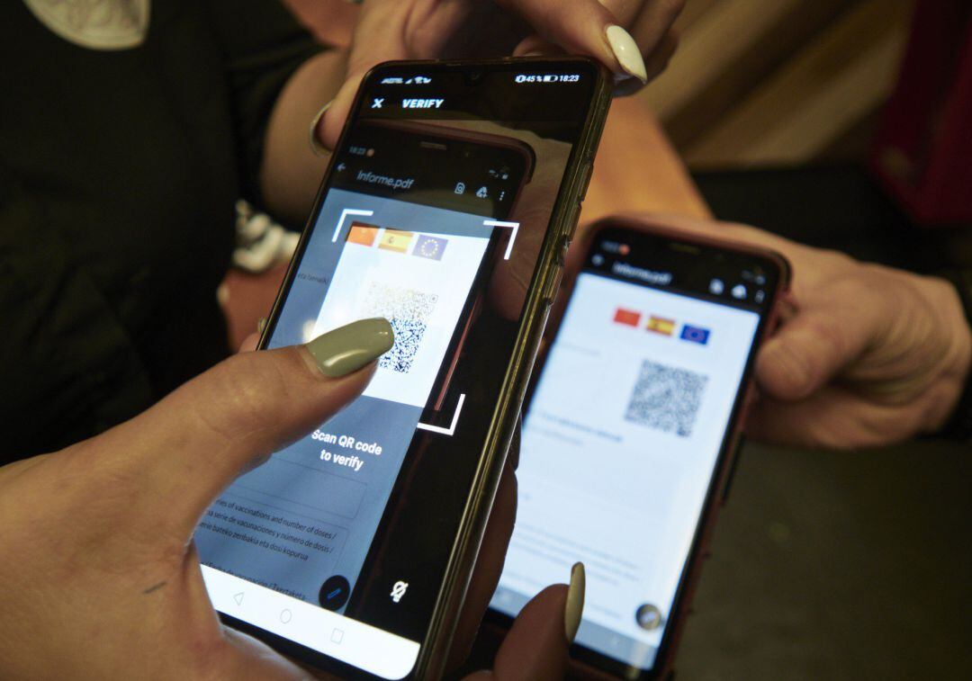 Una persona muestra su certificado de vacunación contra la COVID-19.