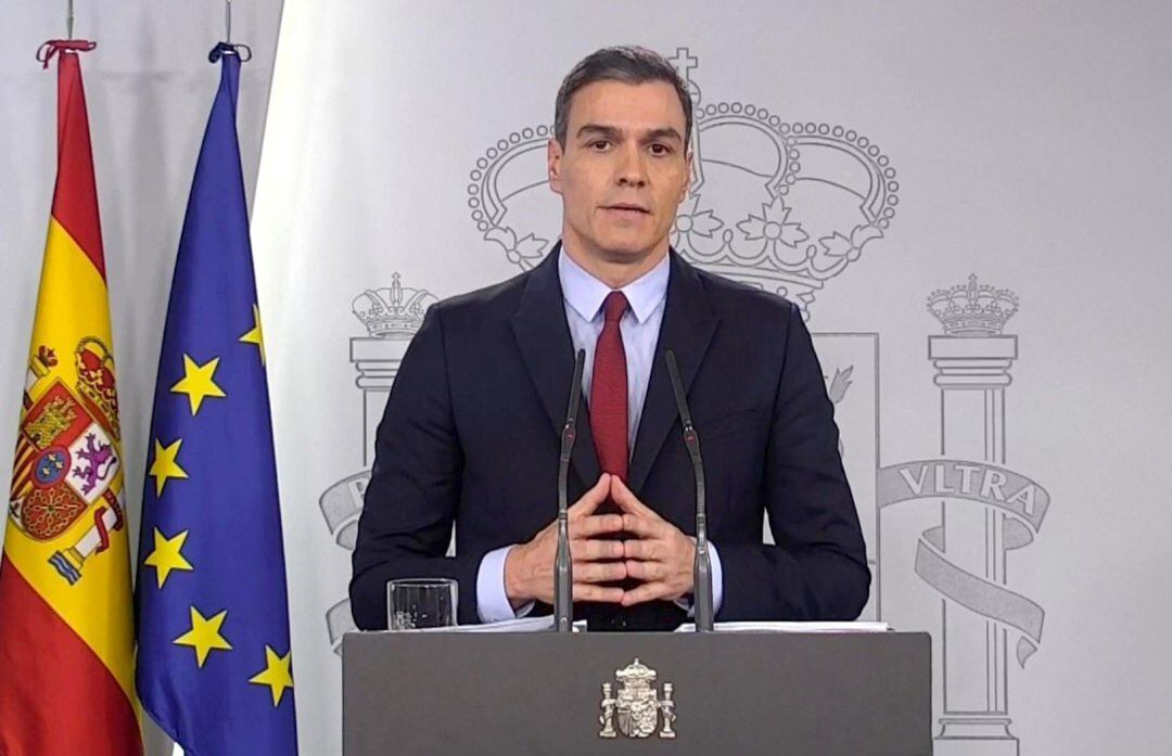 Captura de vídeo del presidente del Gobierno, Pedro Sánchez, en la comparecencia posterior al Consejo de Ministros extraordinario que ha tenido como fin la aprobación del decreto del estado de alarma. Sánchez ha precisado este sábado que el Gobierno de España será "la autoridad competente" en todo el territorio nacional para afrontar la crisis del coronavirus. EFE