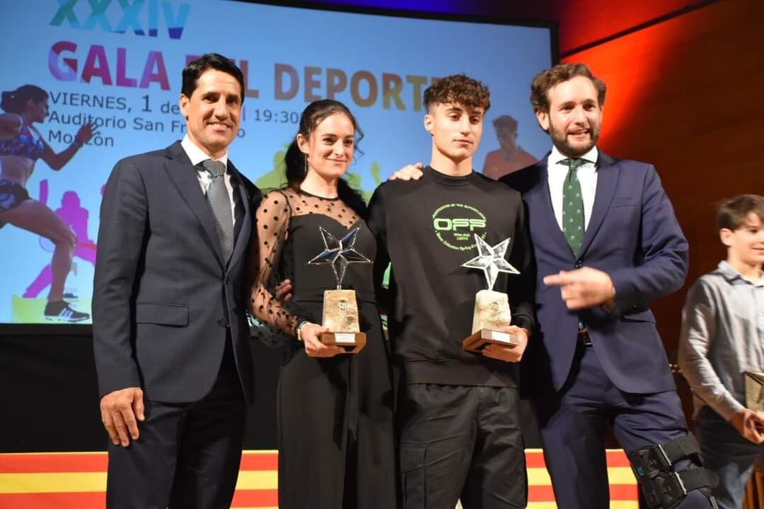 Cristina Espejo y Roberto Martín con el alcalde, Isaac Claver, y el concejal de deportes, Eliseo Martín. Foto: Ayuntamiento de Monzón