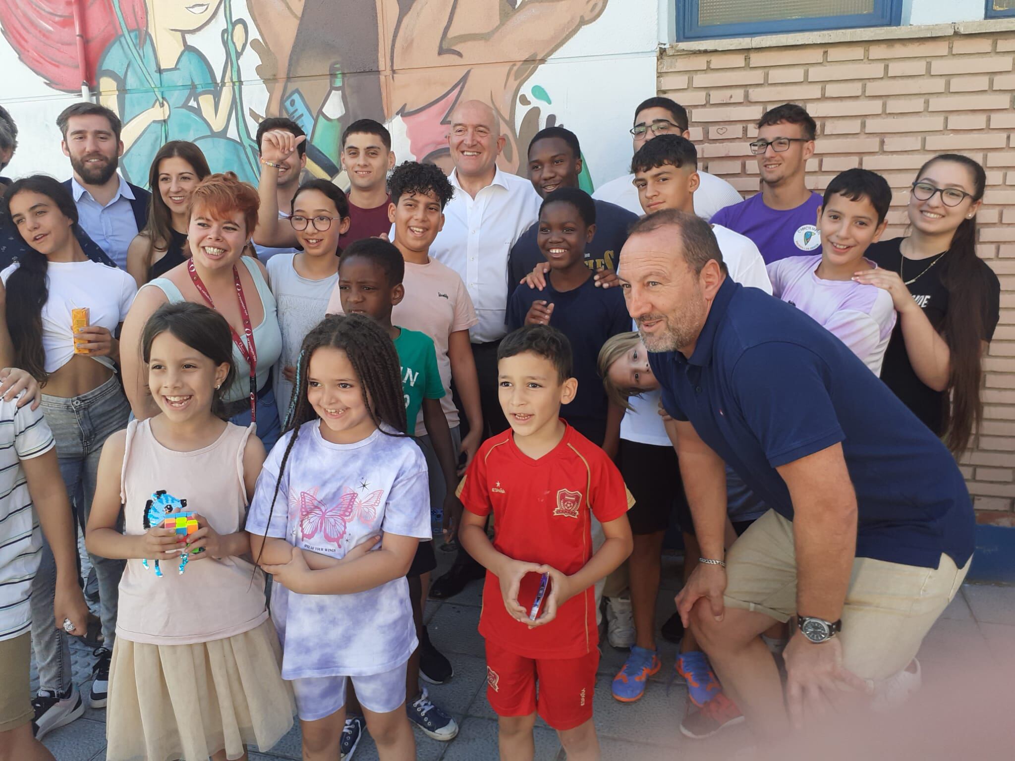 Jesús Julio Carnero, con alumnos del proyecto, Pajarillos Educa
